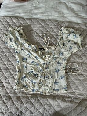 American eagle Floral Lace-Up Puff Sleeve Crop Top - Cream with Blue Floral